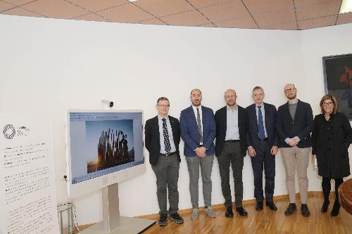 L'assessore regionale Stefano Zannier, nella foto di gruppo, durante la presentazione dell'installazione "Radura"